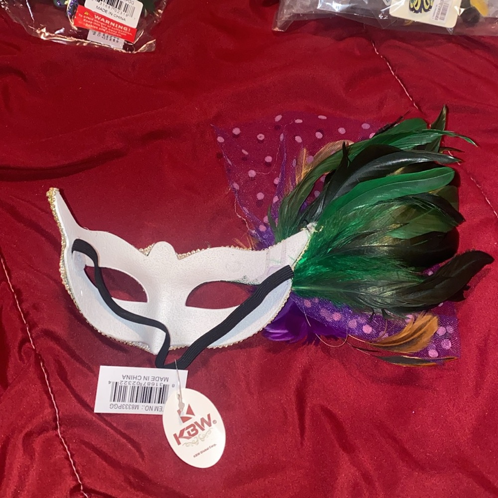 Mardi Gras feathered and lace mask! - Picture 4 of 4